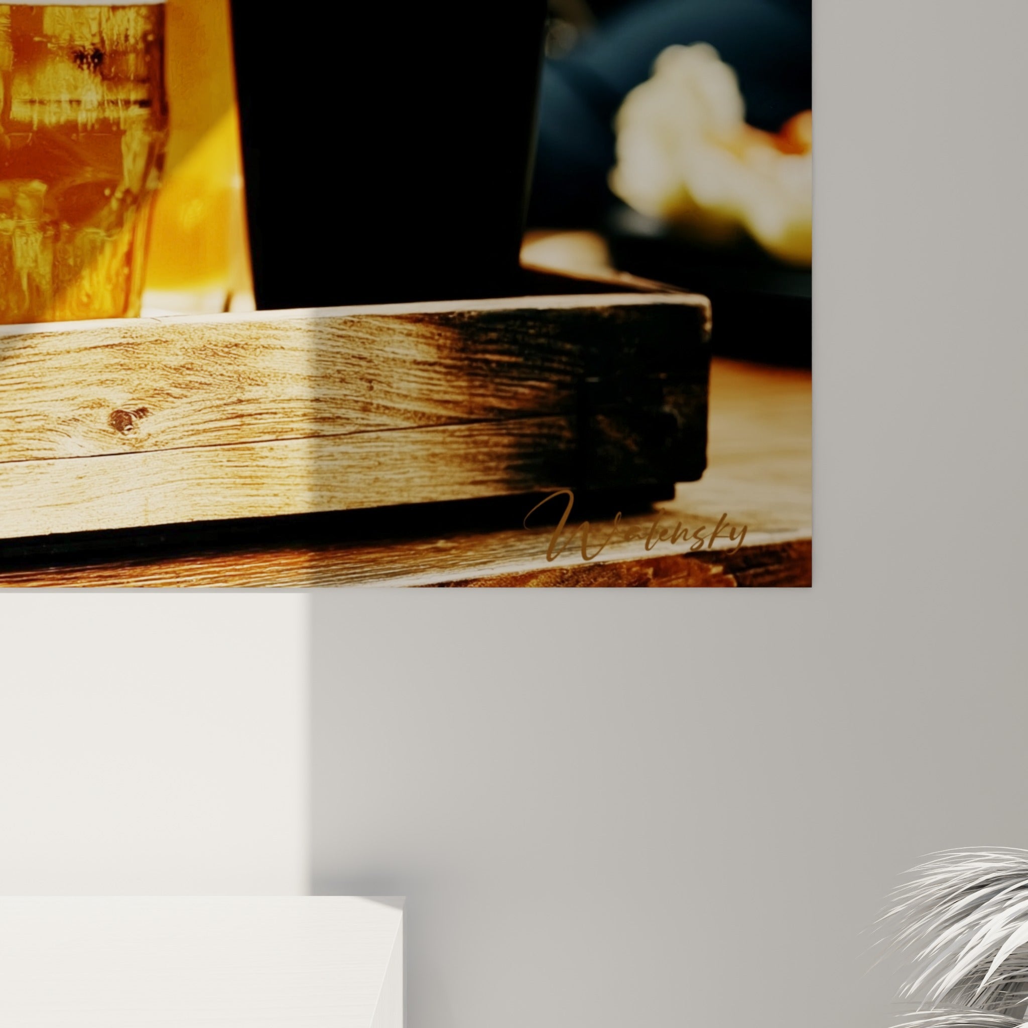 Mousse blanche et liquide doré de la bière capturés en détail sur toile texturée et lumineuse