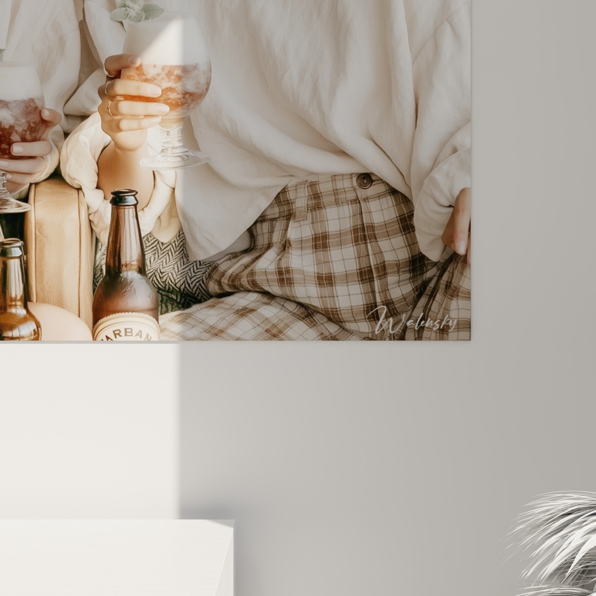 Grain photographique révélant la mousse blanche et le liquide cuivré des verres de bière artisanale