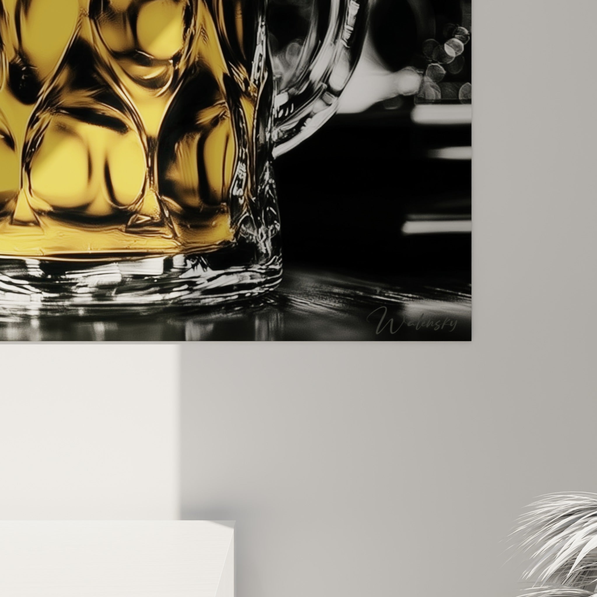 Détail du verre texturé et de la mousse blanche crémeuse sur le tableau bière ambré accroché