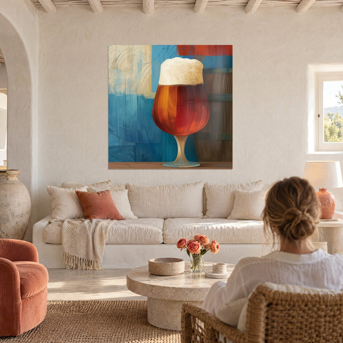 Quadro birra rossa in bicchiere a tulipano con schiuma cremosa su fondo blu, appeso sopra un divano in un soggiorno luminoso