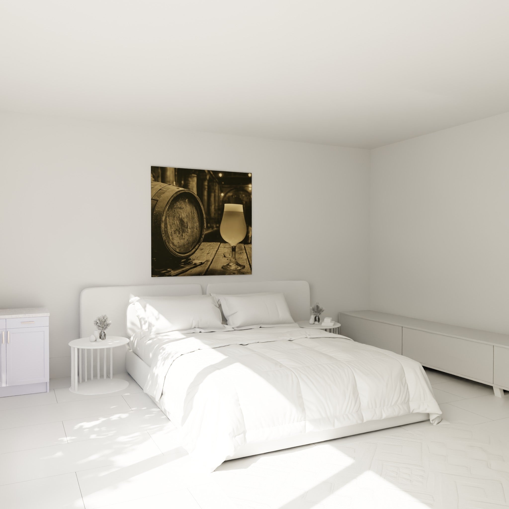 Verre de bière ambrée et tonneau anthracite au-dessus d'un lit dans une chambre claire