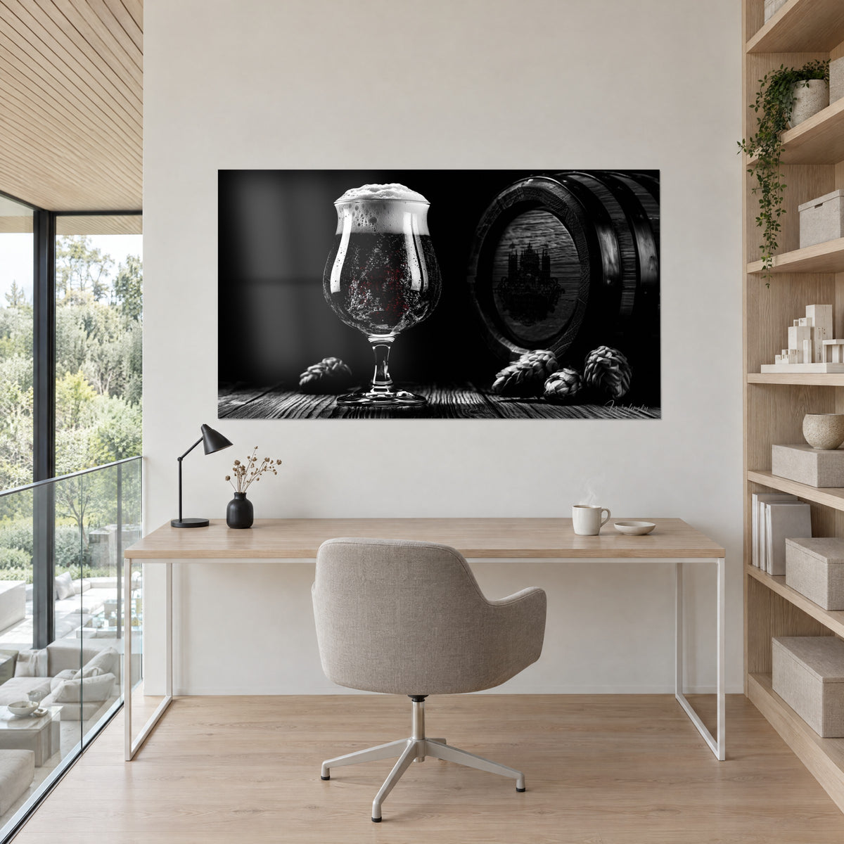 Quadro pinta elegante di birra nera dalle bollicine fini, botte in legno patinato e coni di luppolo grigi, parete beige, ufficio luminoso e mensola in rovere