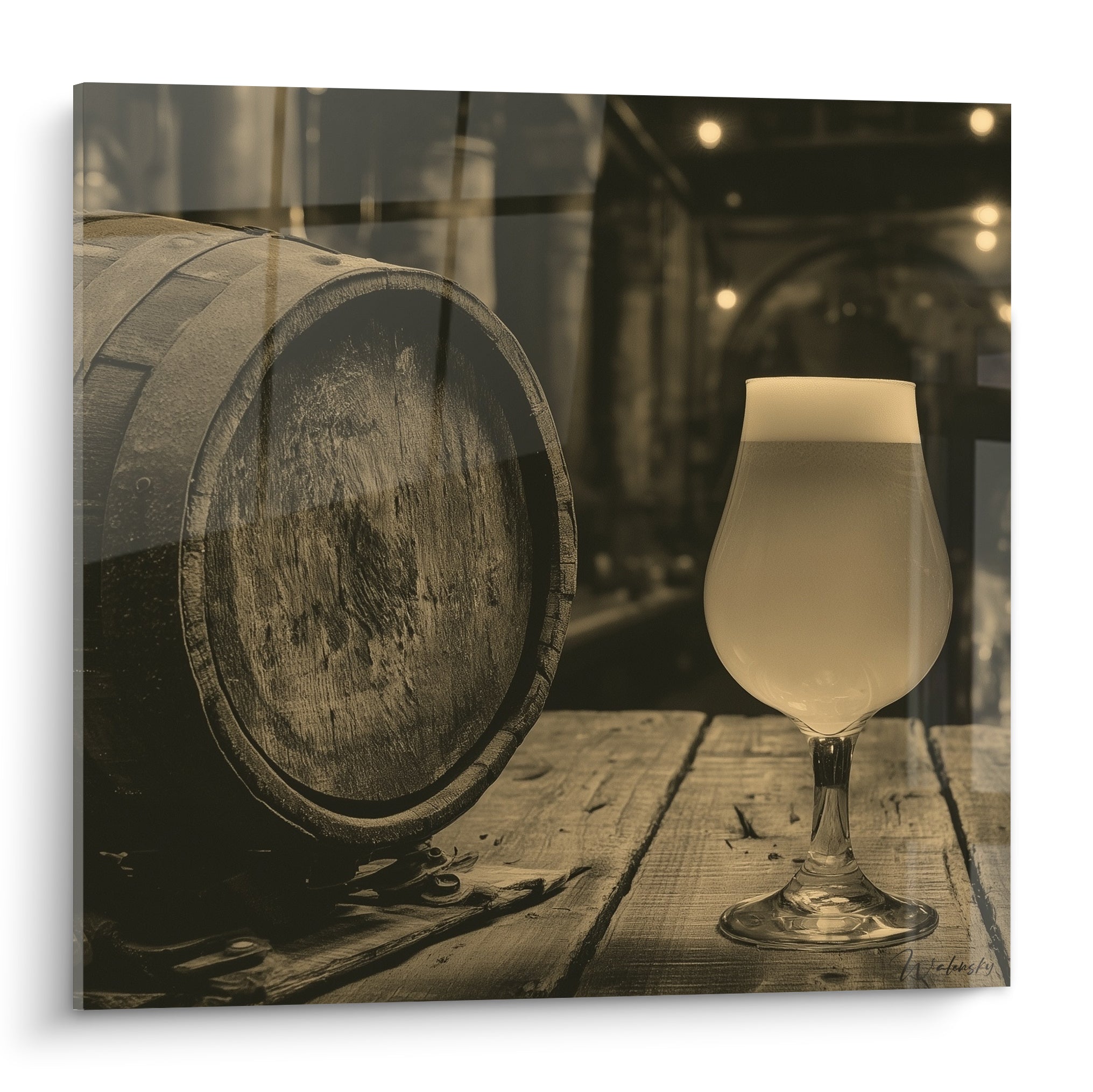 Tonneau de bois sépia et verre de bière dorée mousseux posés sur table rustique en cave