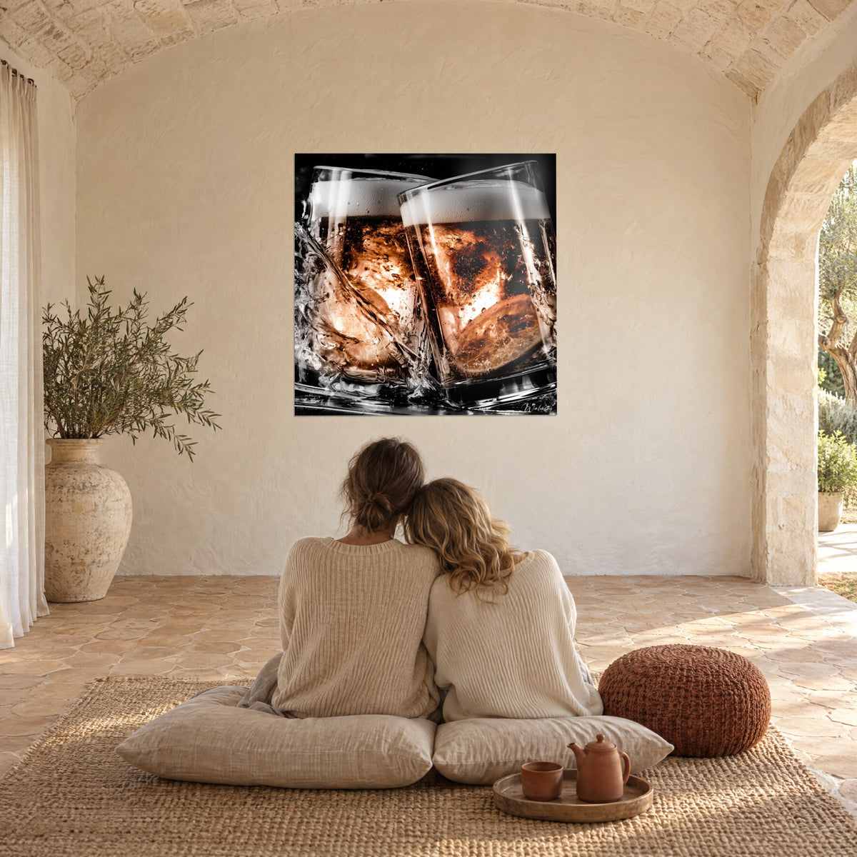Quadro bicchieri di birra che cozzano, schiuma densa, rame fiammeggiante e gocce, grande sala in pietra a volta di un mas
