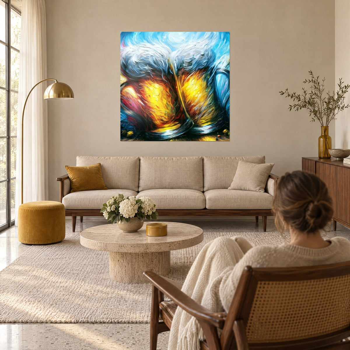 Quadro di boccali di birra ambrata che brindano, schiuma bianca vorticosa su cielo azzurro, sopra un divano in un soggiorno luminoso