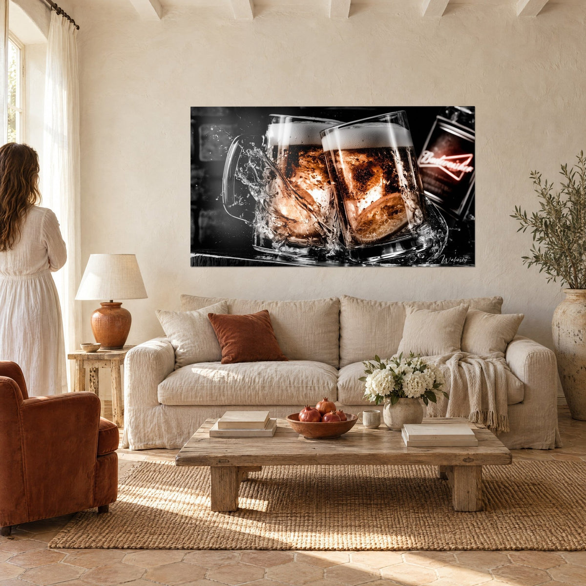 Quadro due boccali di birra spumosi che si scontrano, ambra e nero, schizzi, sopra un divano in un soggiorno luminoso