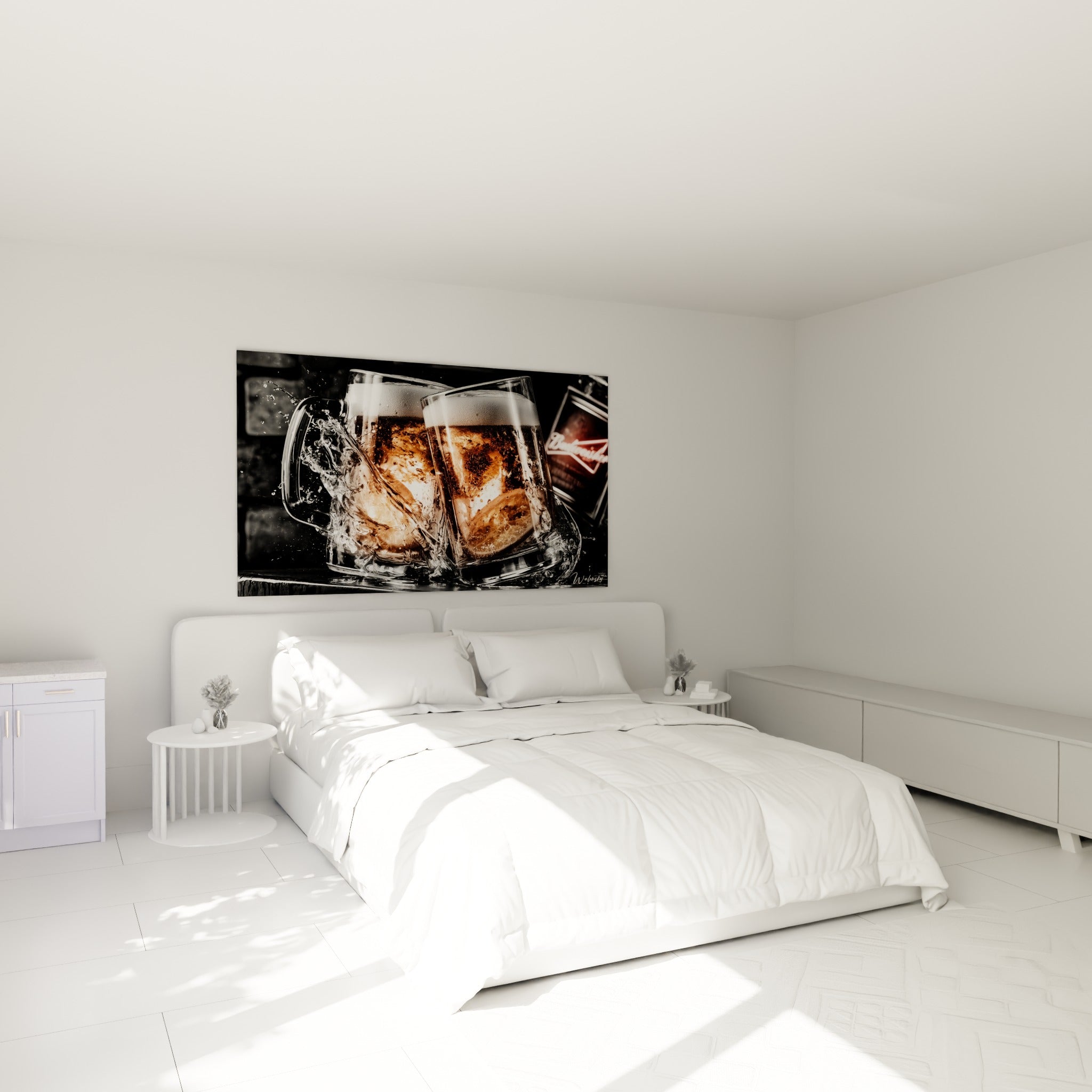 Deux chopes ambrées en plein trinquer, mousse débordante, accrochées au-dessus d'un lit dans une chambre claire
