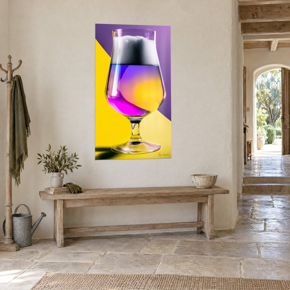 Quadro boccale di birra a bocca svasata, schiuma spessa, sfondo geometrico giallo e porpora, su un muro di pietra in un corridoio