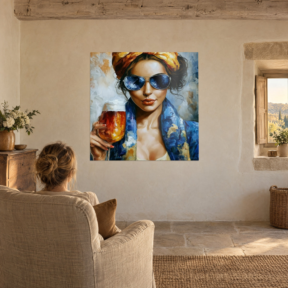 Cuadro de una musa con gafas de espejo azur, turbante azafrán y cerveza dorada, vista desde un sillón beige en una sala abovedada