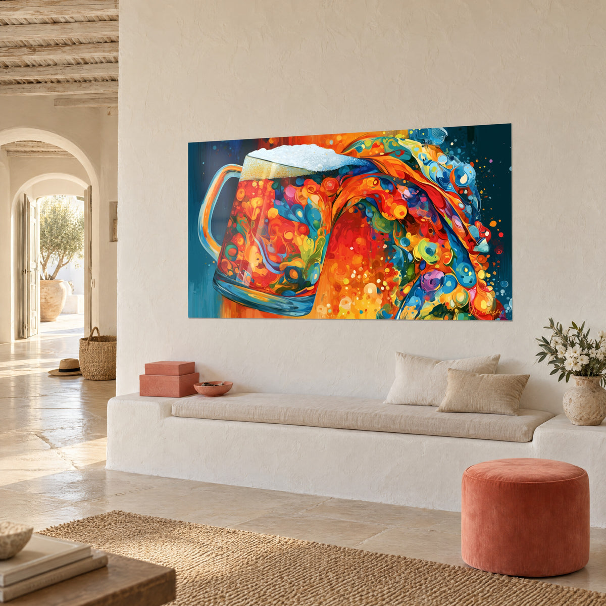 Tableau jarre de houblon éclaboussée de rouge vermillon et de bleu pétrole, accrochée en vue de trois-quarts près d'une banquette blanche et d'un pouf corail