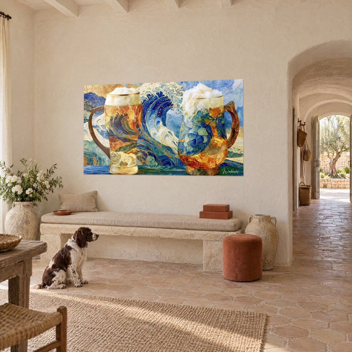 Tableau pintes dorées coiffées d'écume, vagues indigo et ocre, spaniel assis face au mur, couloir en pierre d'un mas provençal