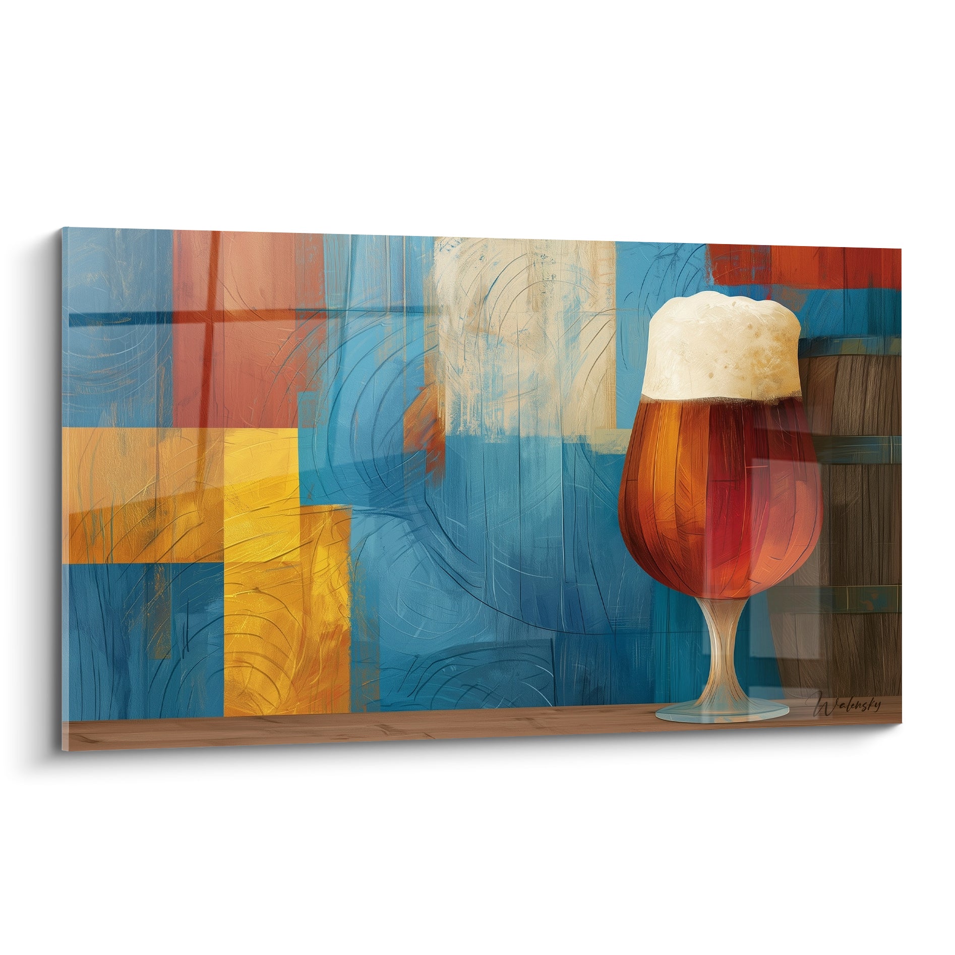 Verre à bière ambrée et mousse blanche sur fond bleu et ocre en blocs abstraits