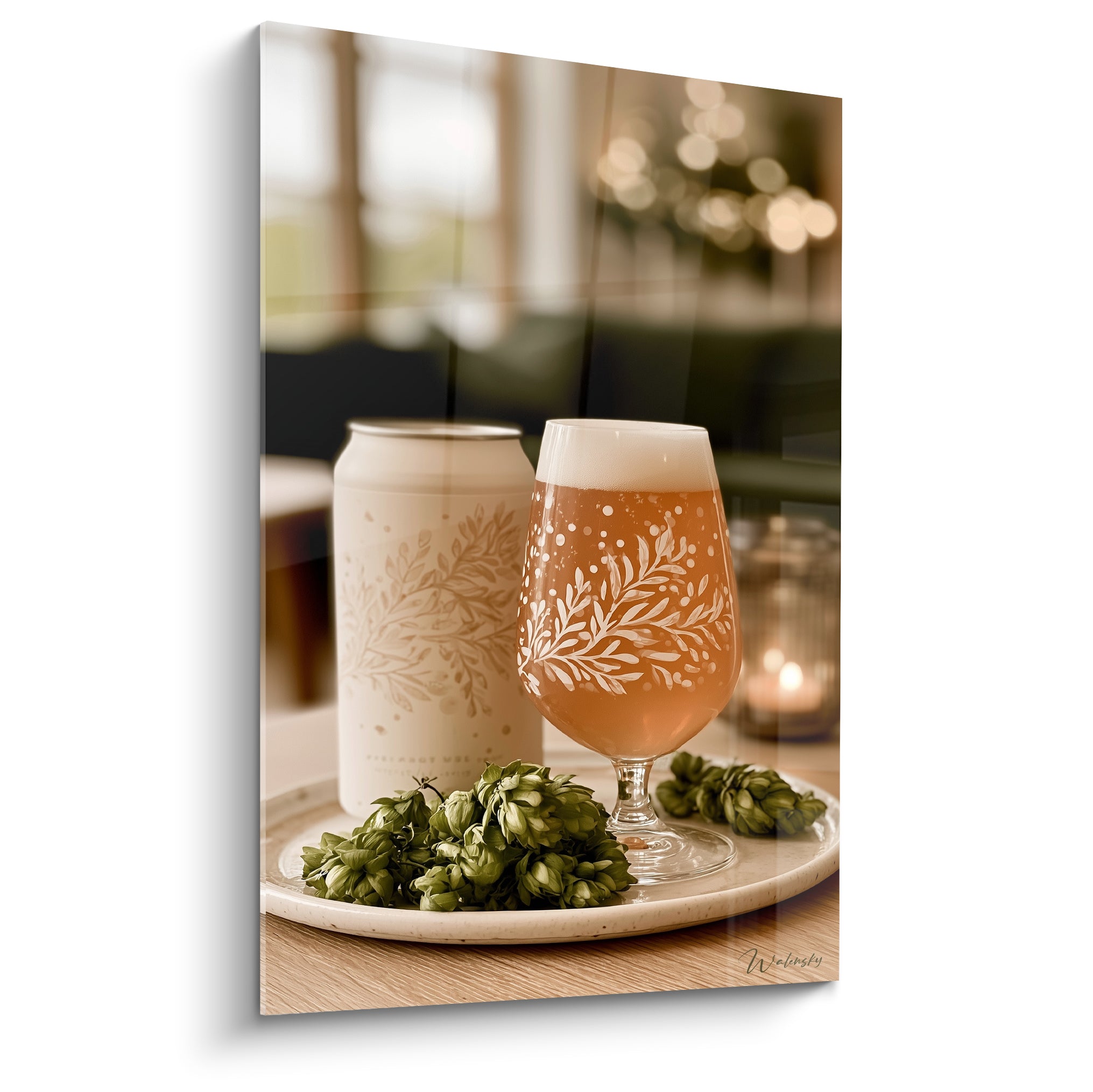 Verre de bière ambrée gravé de feuillages blancs entouré de houblon vert sauge frais