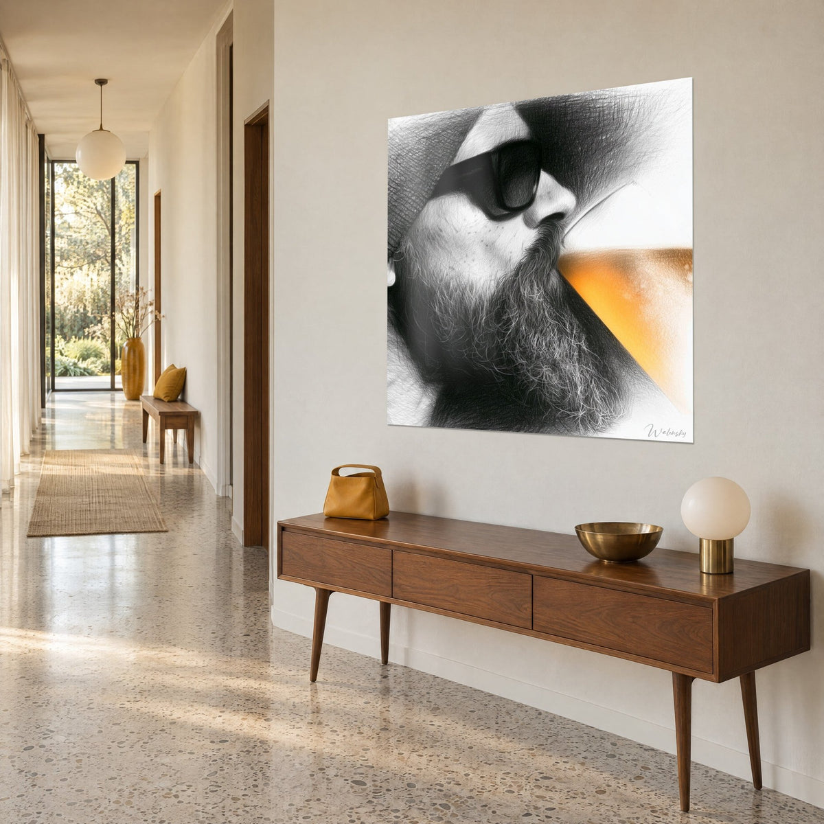Quadro ritratto a carboncino di un uomo con barba folta, bicchiere di birra arancione a destra, vista di tre quarti in un corridoio