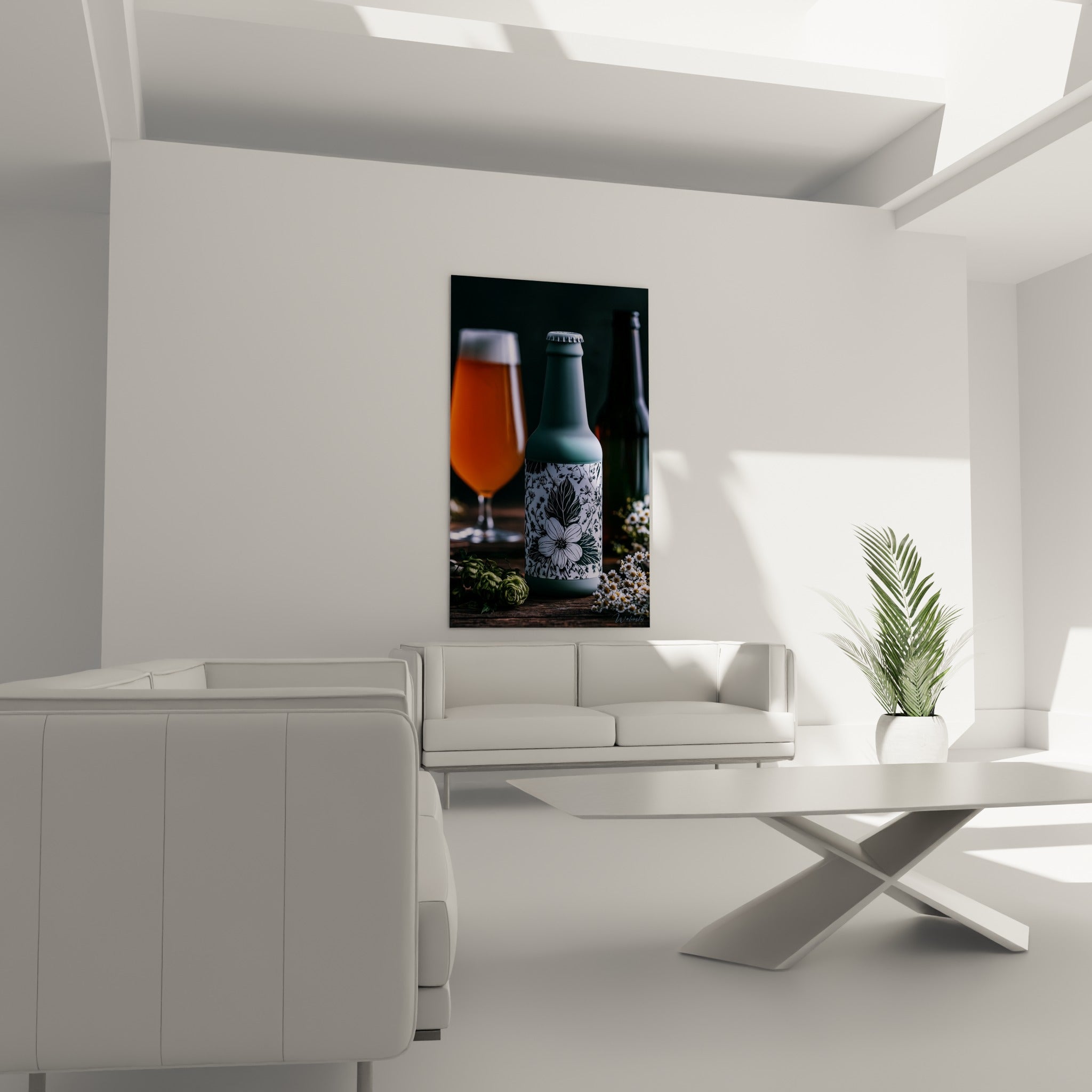 Verre de bière ambrée moussante et bouteille illustrée, au-dessus d'un canapé dans un salon lumineux