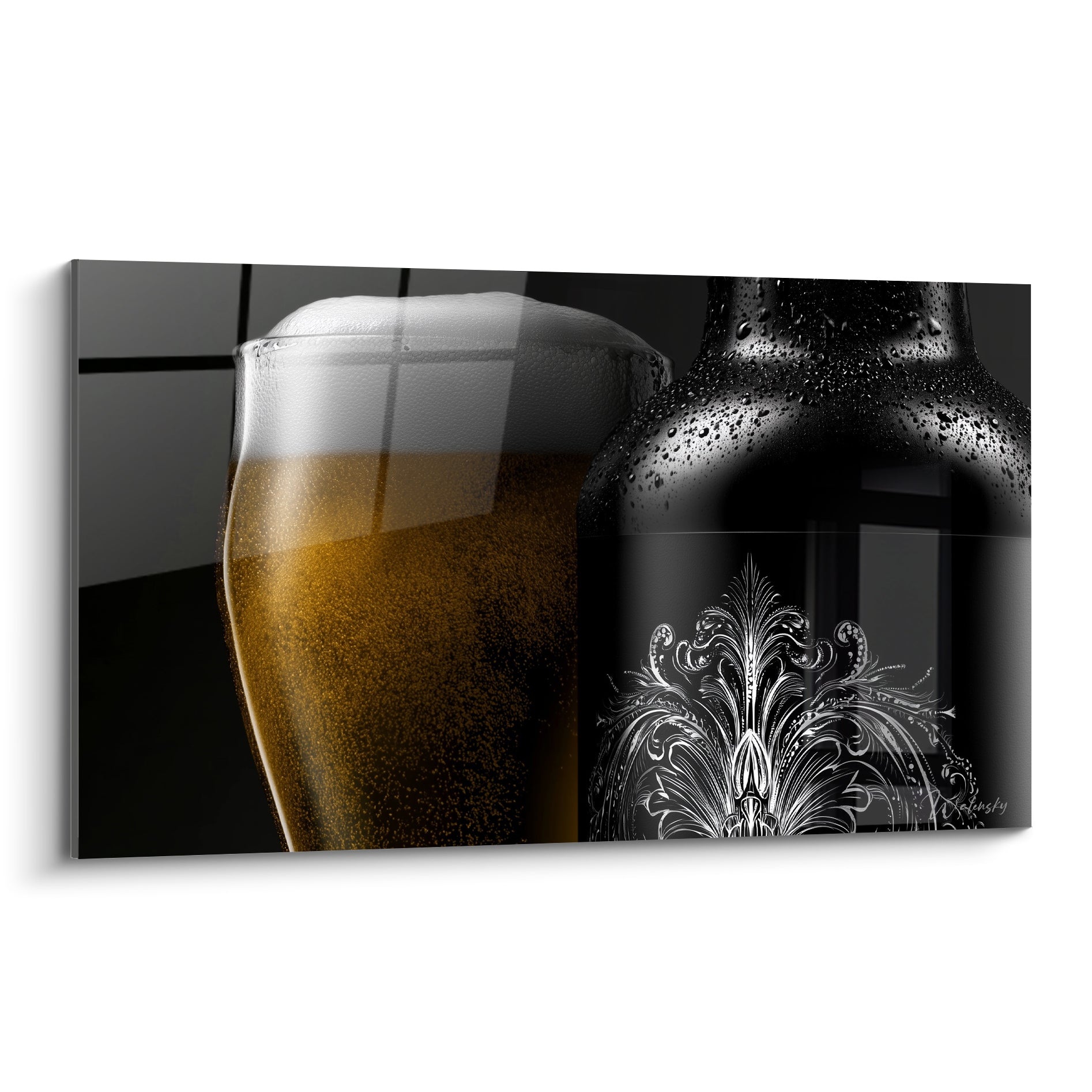 Verre de bière ambrée à la mousse blanche près d'une bouteille noire givrée