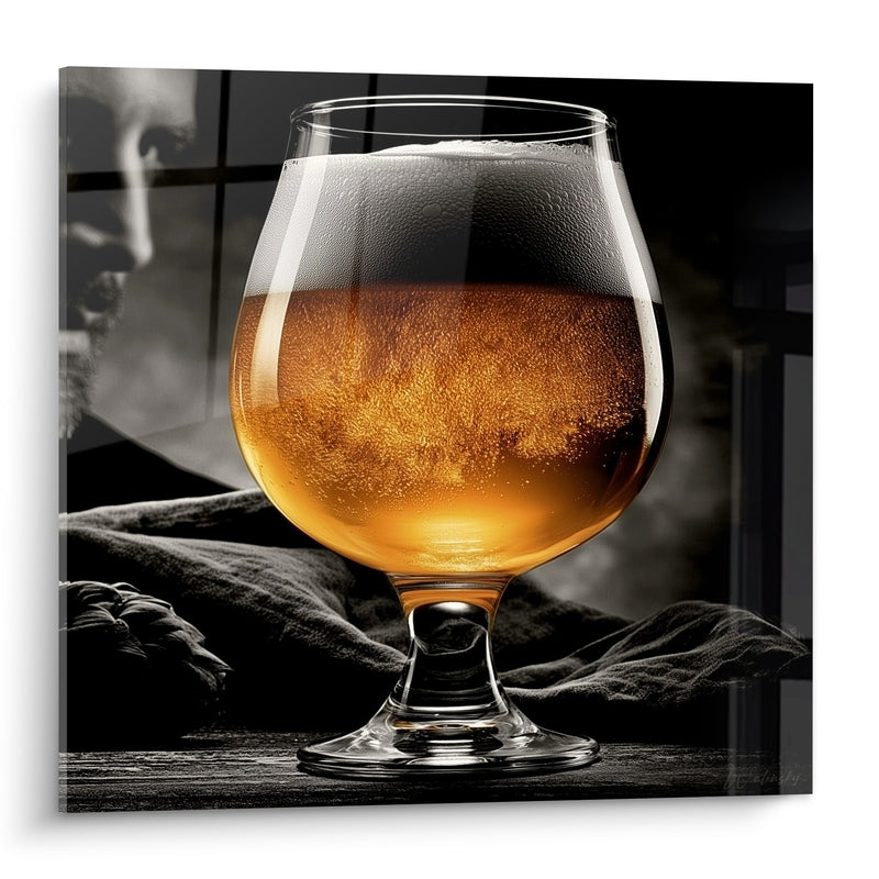 Tableau Verre à pied ambré et gris sur tissu froissé - Silhouette floue en arrière-plan - Edition Bière