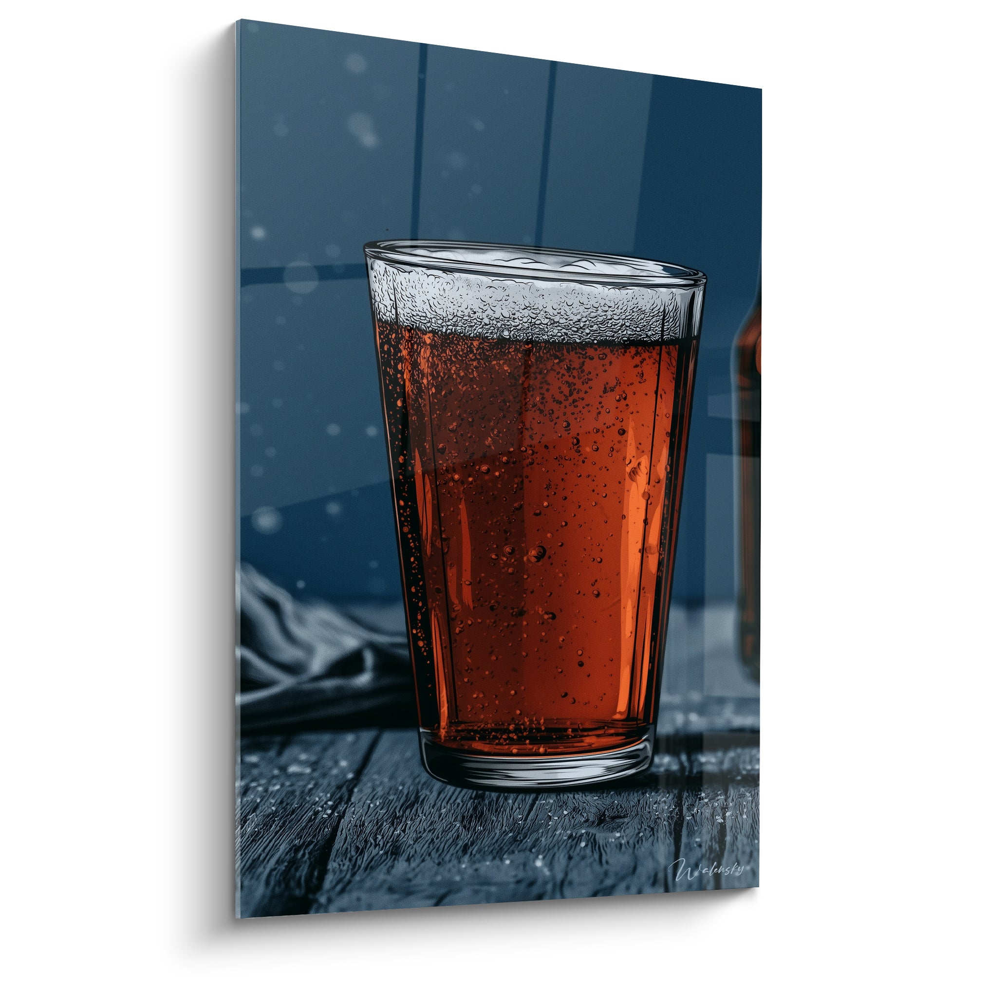 Verre de bière ambrée mousseux sur fond bleu marine, gouttelettes de condensation visibles
