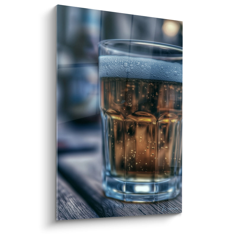 Tableau Verre facetté ambré et bleuté aux bulles fines - Reflets sur table en bois - Edition Bière