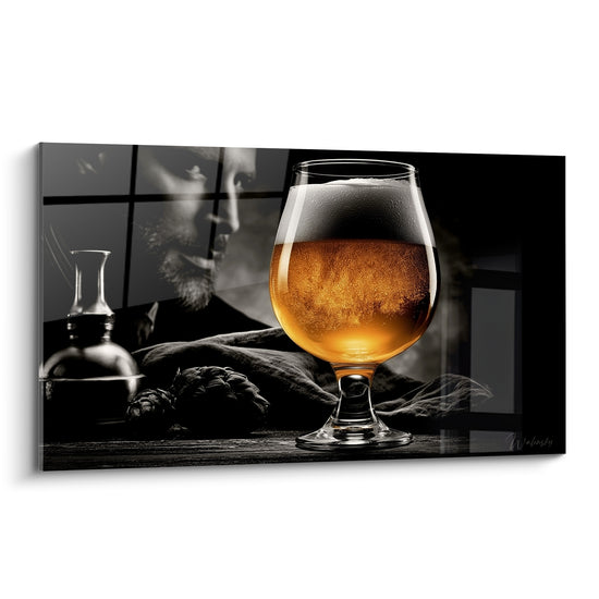 Verre de bière ambrée mousseuse sur fond noir et blanc, visage flou en arrière-plan