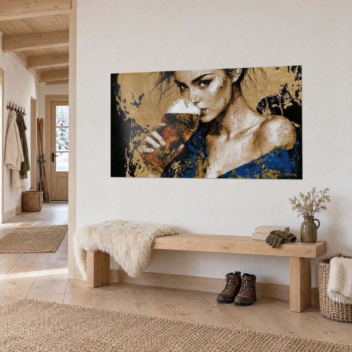 Quadro di una bevitrice dallo sguardo scuro, schiuma bianca e birra ambrata, spalla blu nuda su fondo dorato, su una parete bianca di chalet