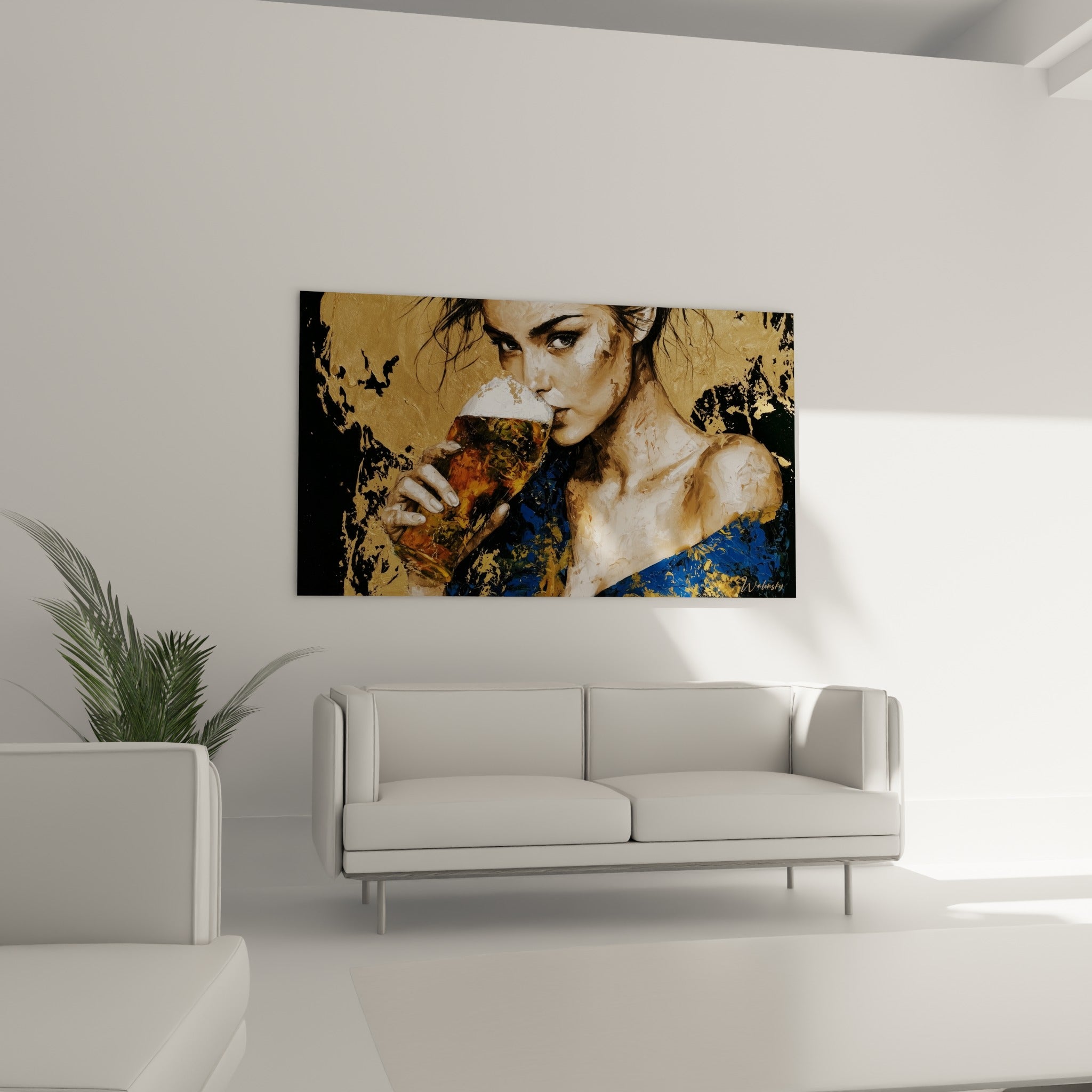 Silhouette dorée savourant un verre ambré, vêtement bleu marine, au-dessus d'un canapé dans un salon lumineux
