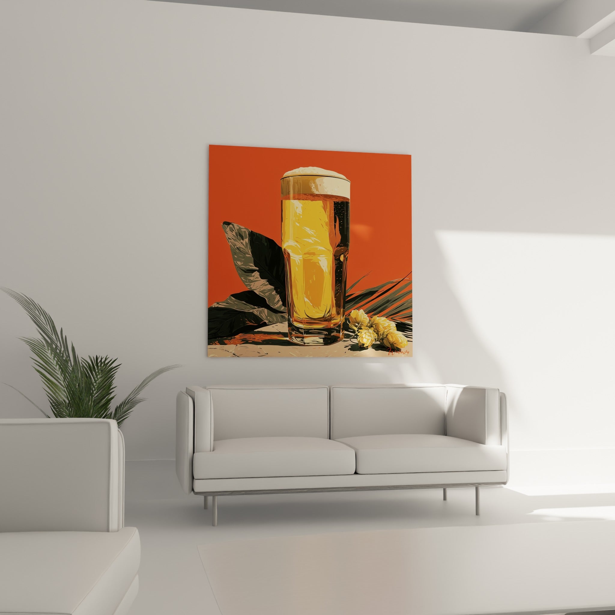 Chope ambrée et fleurs de houblon ocre sur fond corail, au-dessus d'un canapé dans un salon lumineux
