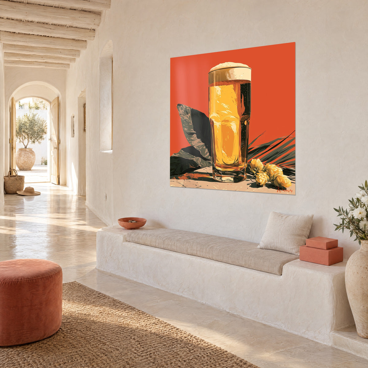 Πίνακας Κεχριμπαρένια πίντα και ανοιχτόχρωμος κίτρινος λυκίσκος μπροστά σε κοραλλί φόντο, σε λευκό τοίχο, πέτρινος πάγκος