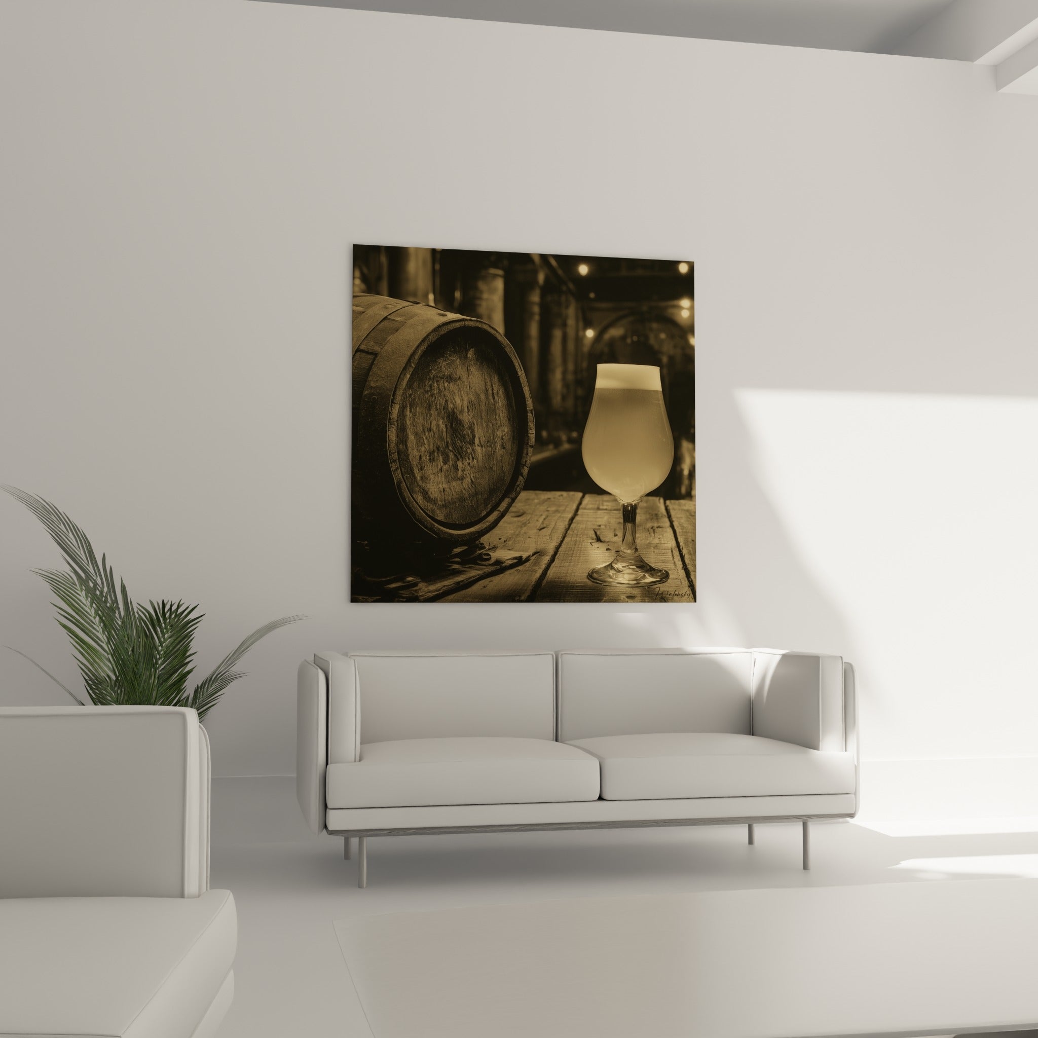 Bière mousseuse dorée près d'un tonneau sépia au-dessus d'un canapé dans un salon lumineux