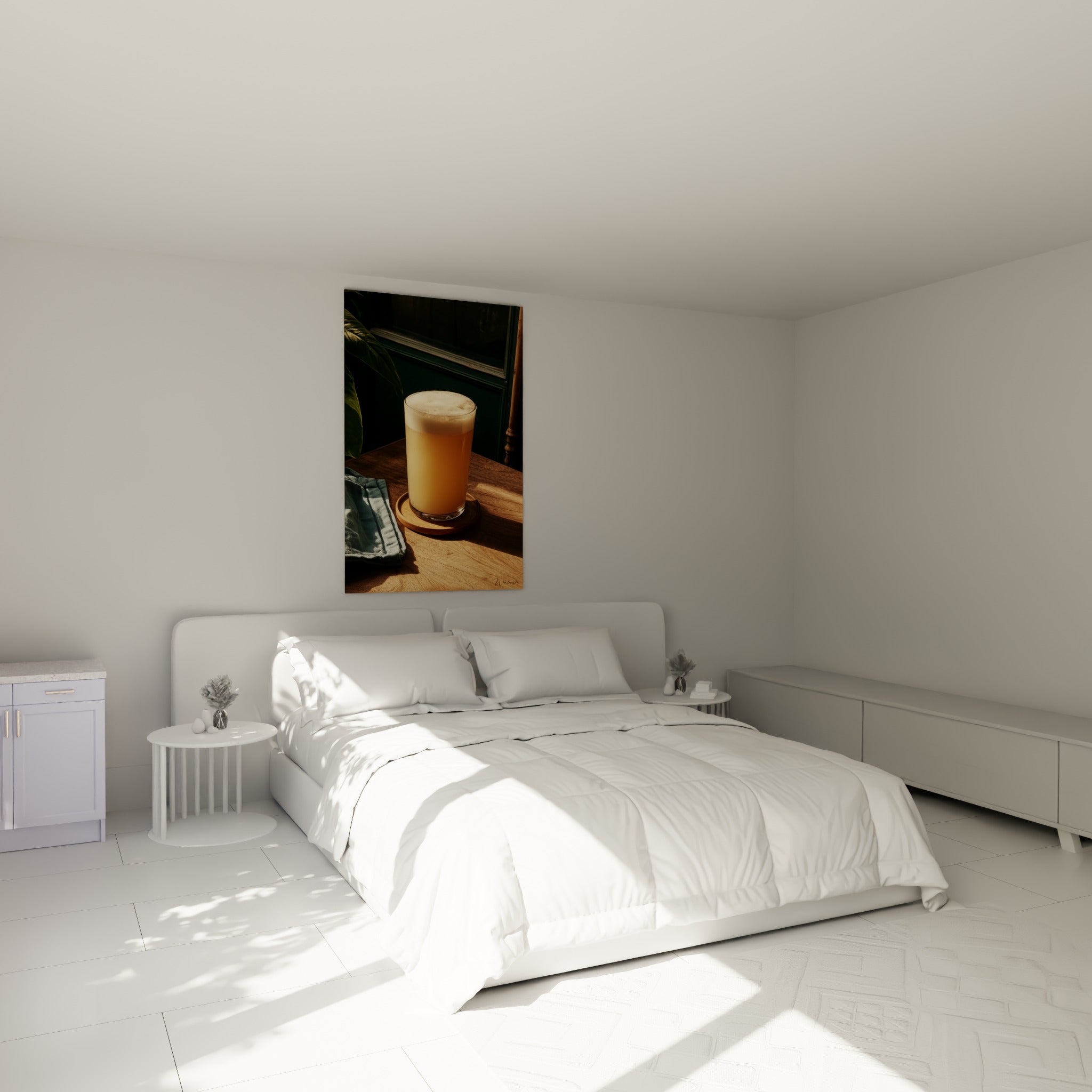 Verre de bière dorée mousse crémeuse au-dessus d'un lit dans une chambre claire