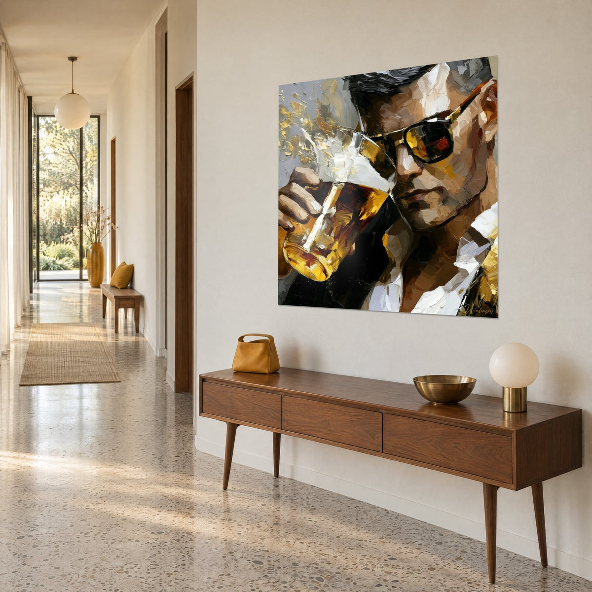 Tableau buveur au regard masqué de verres fumés, chope ambrée à la main, reflets jaune d'or, sur un mur beige de couloir