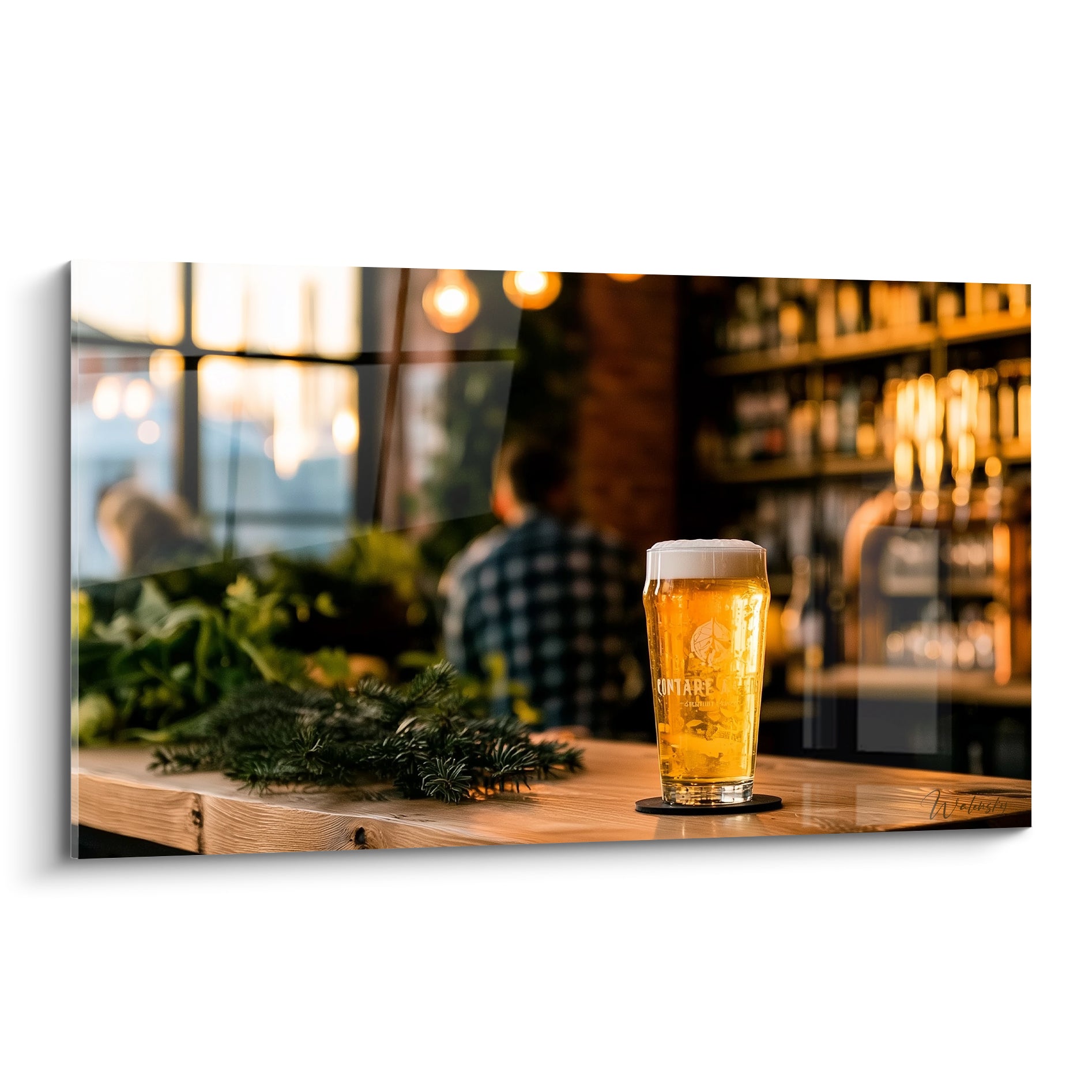 Verre de bière dorée moussant sur table en bois brun, lumières ambrées floutées en fond