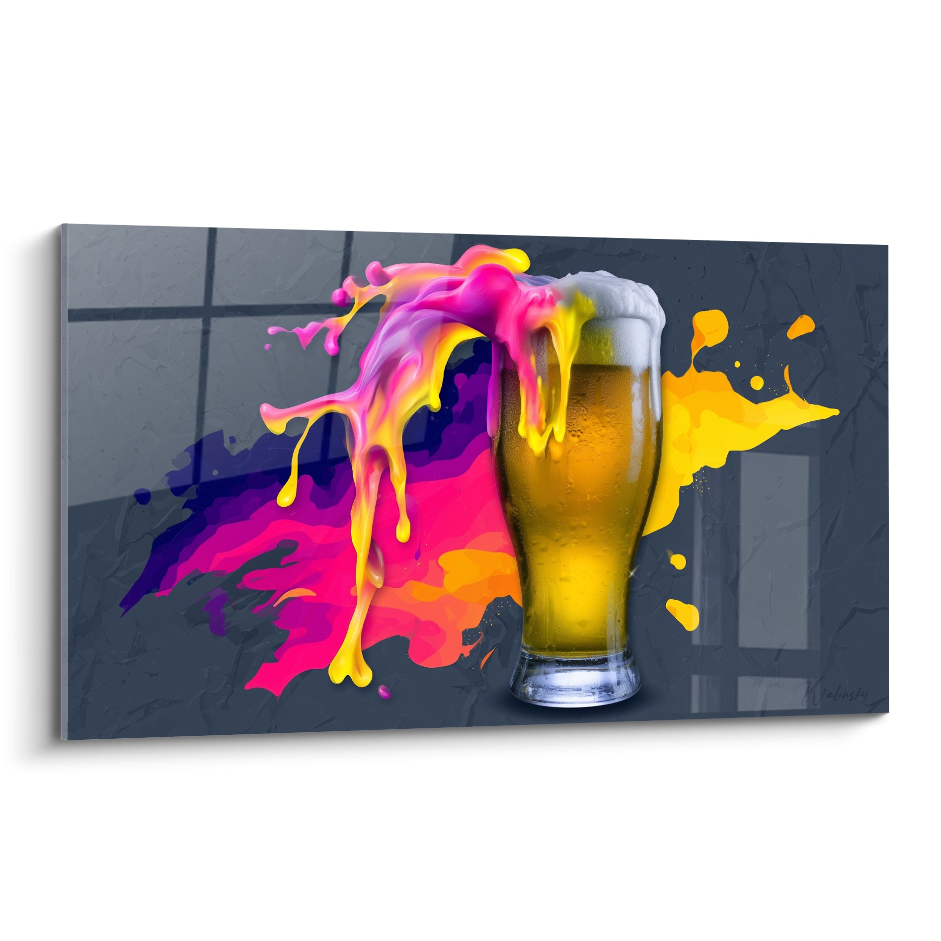 Verre de bière doré éclaboussé de rose et jaune sur fond anthracite texturé