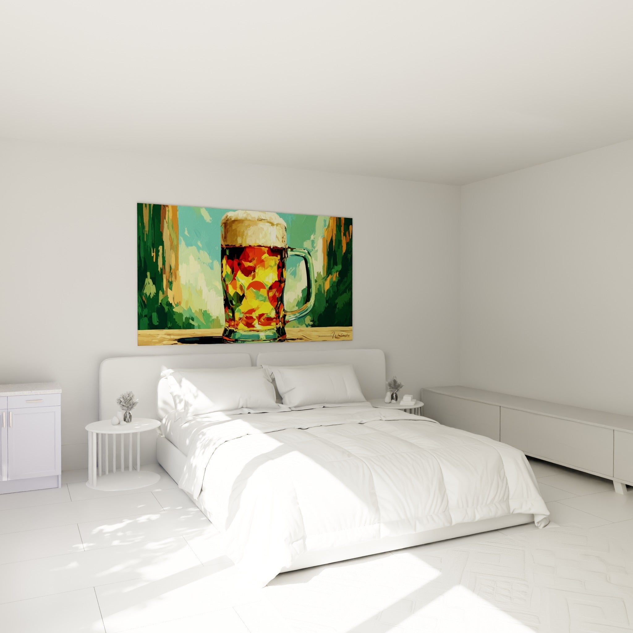 Verre de bière doré et rouge, mousse épaisse, accroché au-dessus d'un lit dans une chambre claire