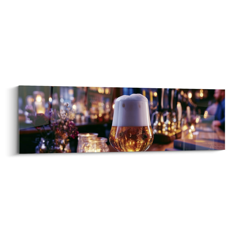 Tableau Verre ballon doré et bleu au comptoir de bar - Bougies et robinets flous - Edition Bière