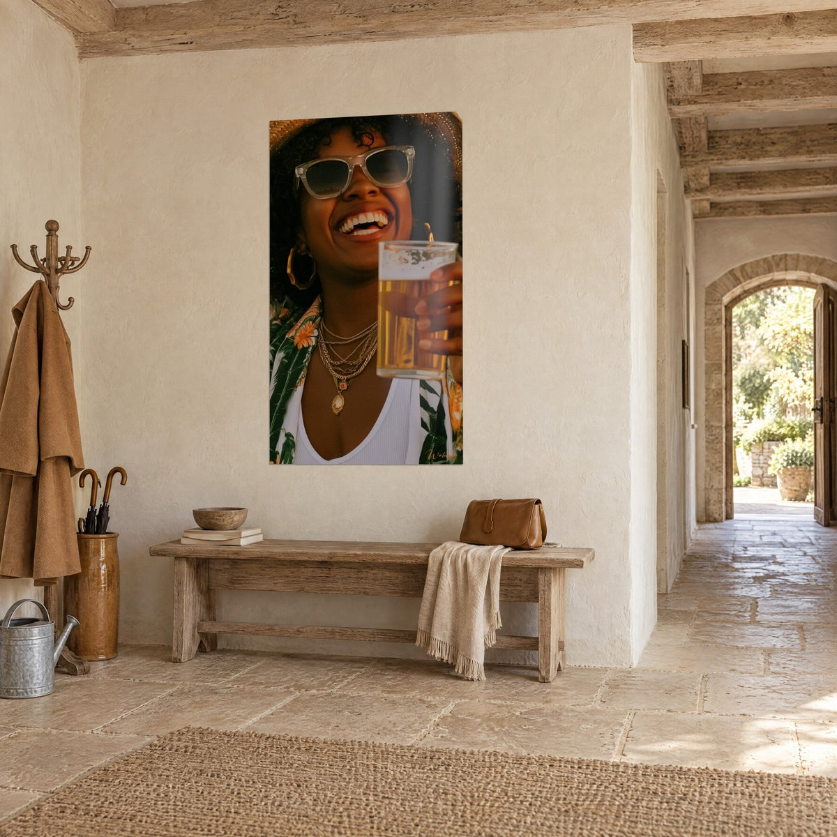 Quadro di un ritratto allegro con cappello di paglia e orecchini a cerchio dorati, camicia floreale verde e arancio, in un corridoio di pietra