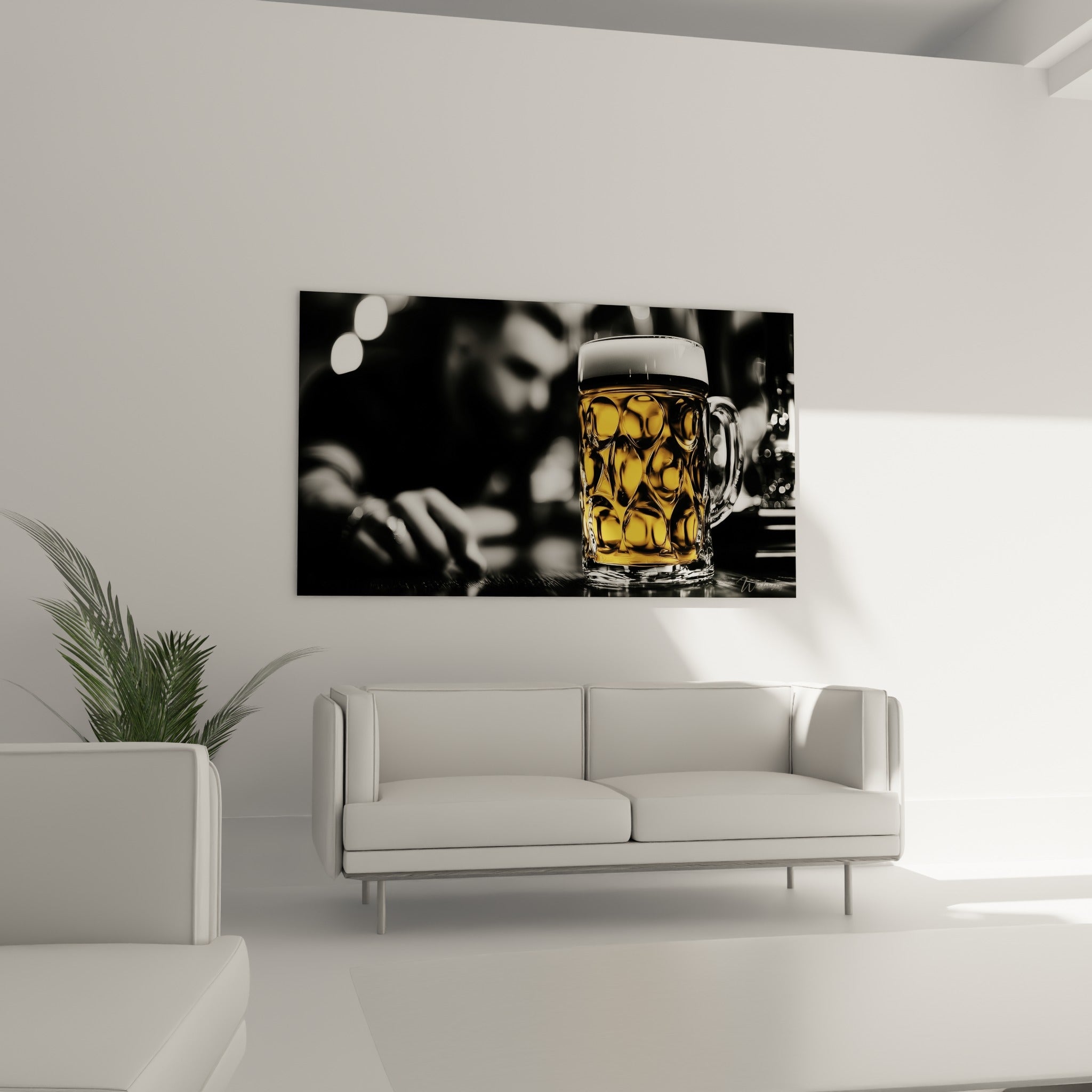 Verre ambré facetté et reflets lumineux au-dessus d'un canapé dans un salon lumineux