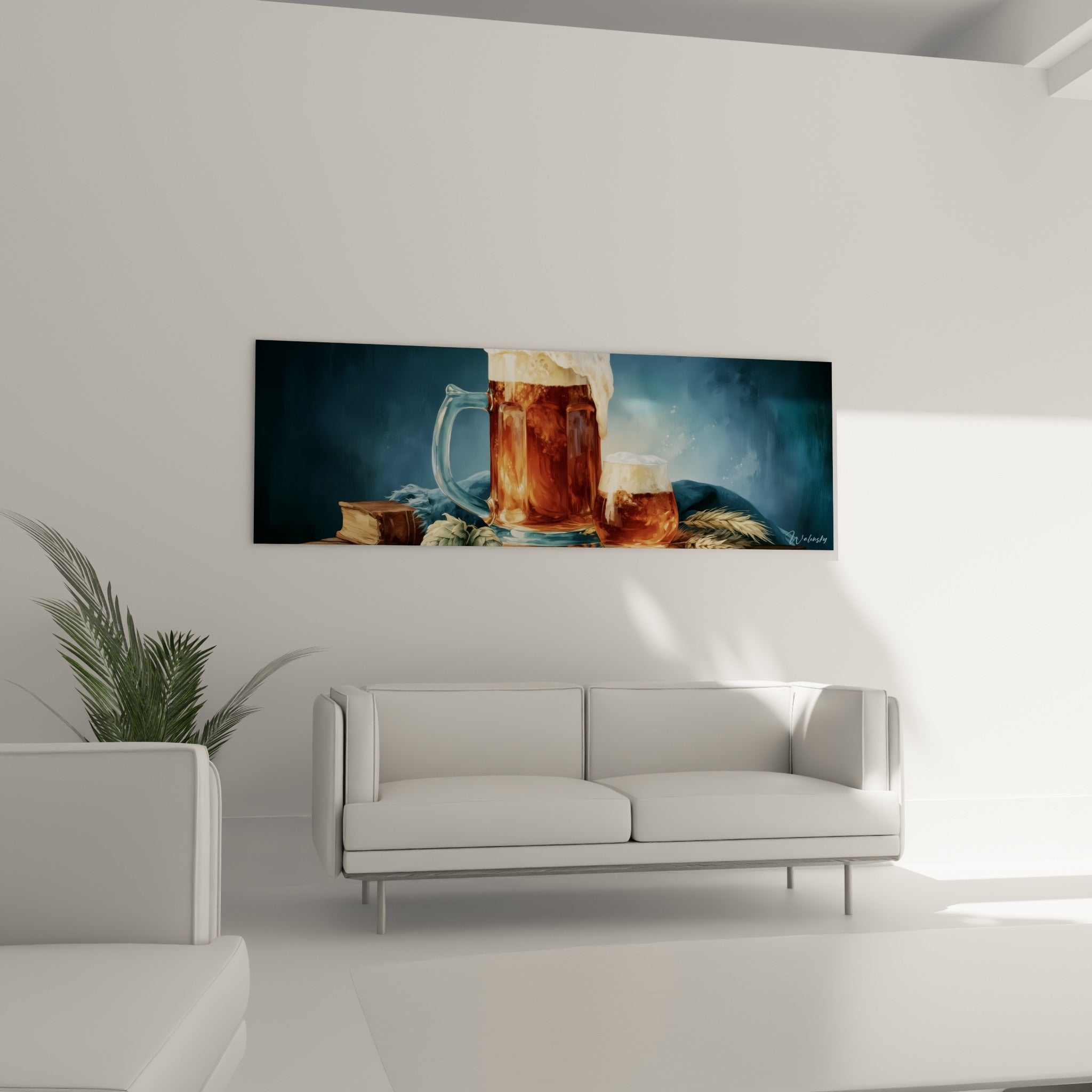 Verre de bière fauve et petite chope dorée sur fond bleu nuit, au-dessus d'un canapé dans un salon lumineux