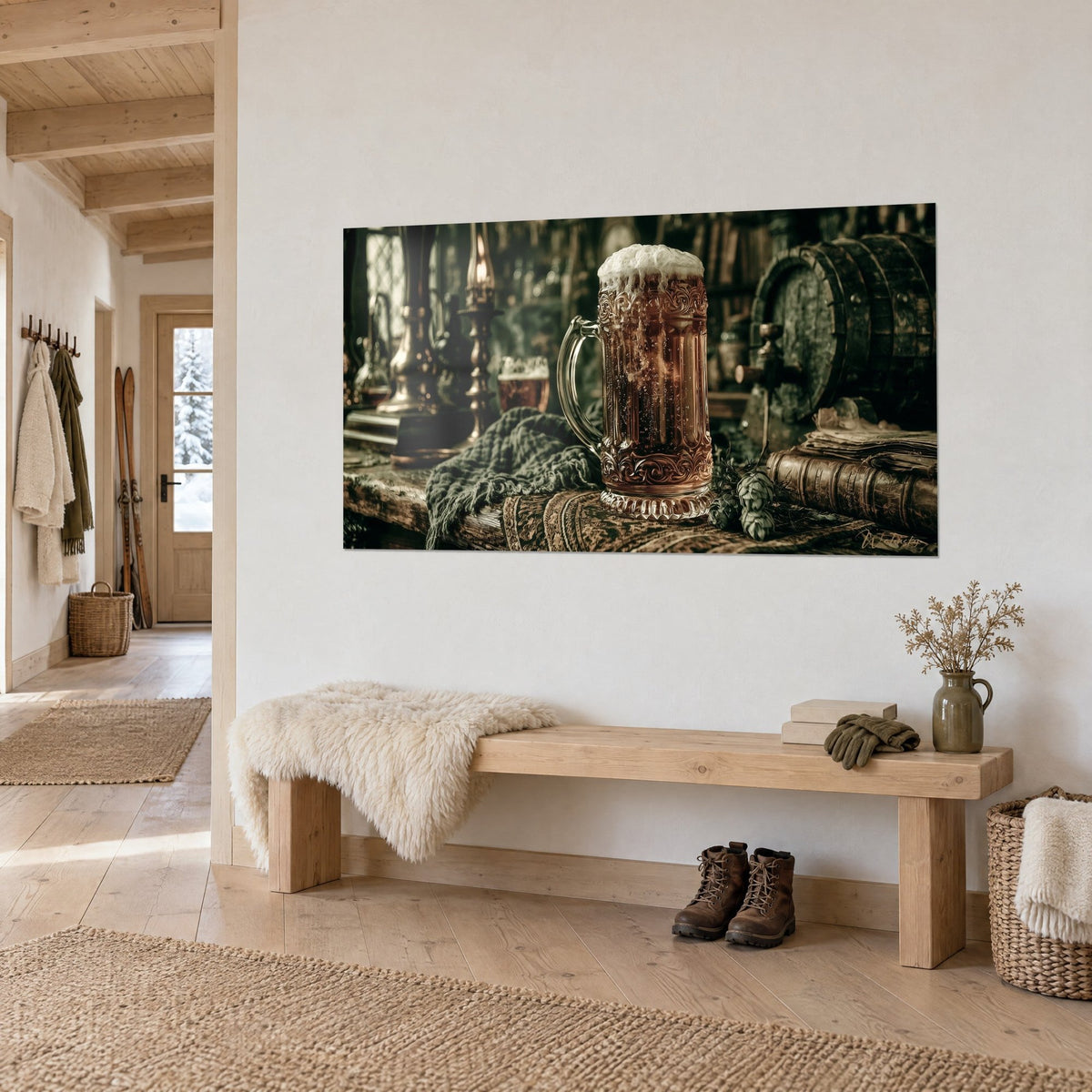Quadro boccale di birra cesellato dai riflessi ramati, luppolo verde e vecchi libri bruni, appeso in uno chalet in vista di tre quarti
