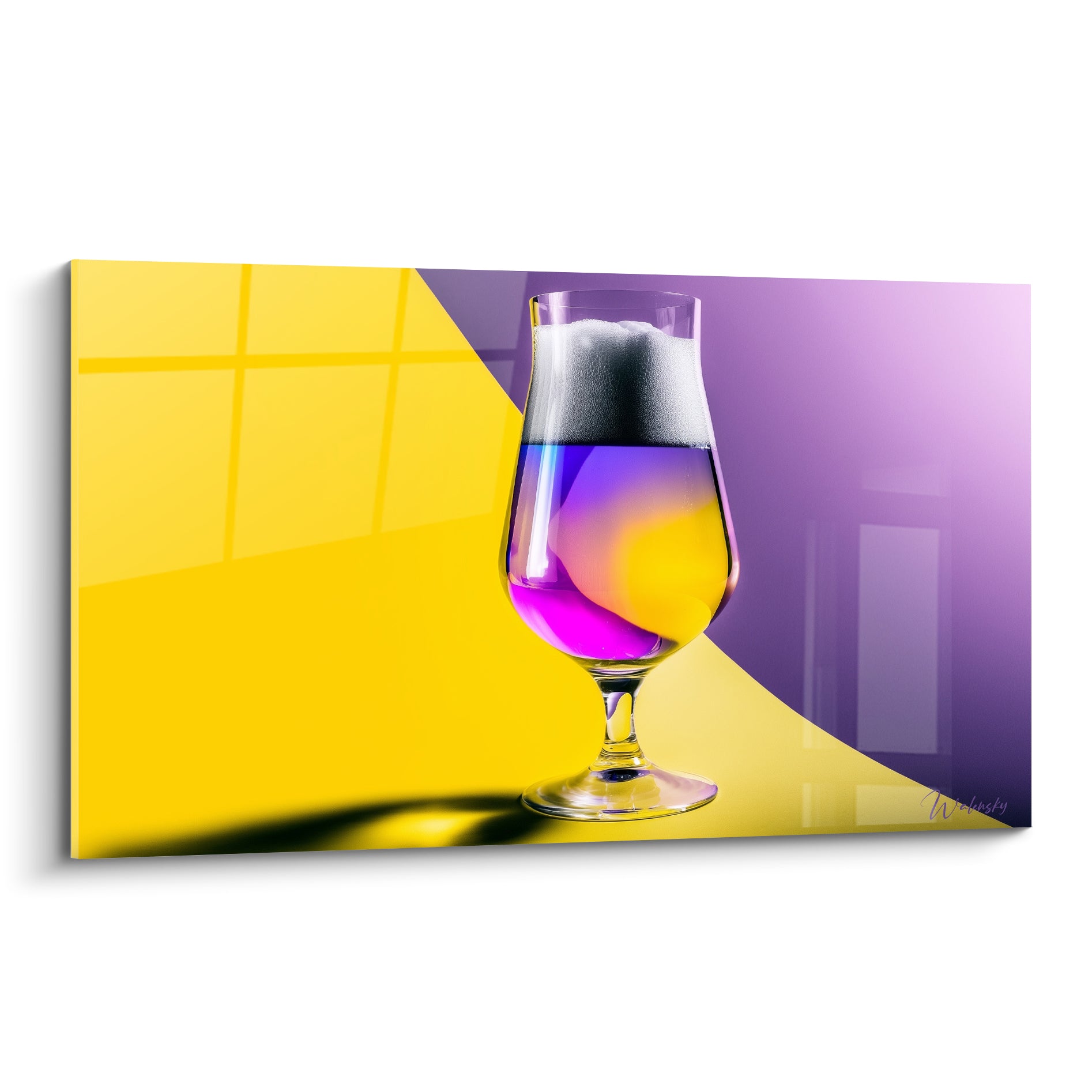 Verre de bière jaune et violet lumineux, mousse blanche épaisse, reflets fuchsia sur fond diagonal contrasté
