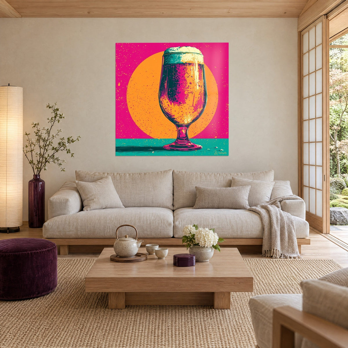 Tableau chope tulipe à mousse crémeuse, rose fuchsia et disque orange, au-dessus d'un canapé dans un salon lumineux