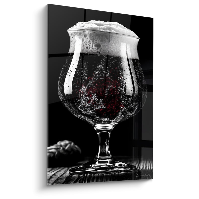 Tableau Verre ballon noir et blanc aux reflets pourpres - Cône de houblon flou - Edition Bière