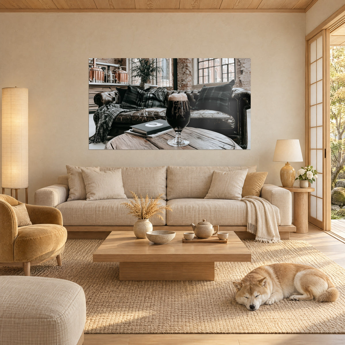 Cuadro jarra de stout coronada con espuma beige sobre mesa de madera, sofá Chesterfield marrón, Shiba tumbado, encima de un sofá en un salón luminoso