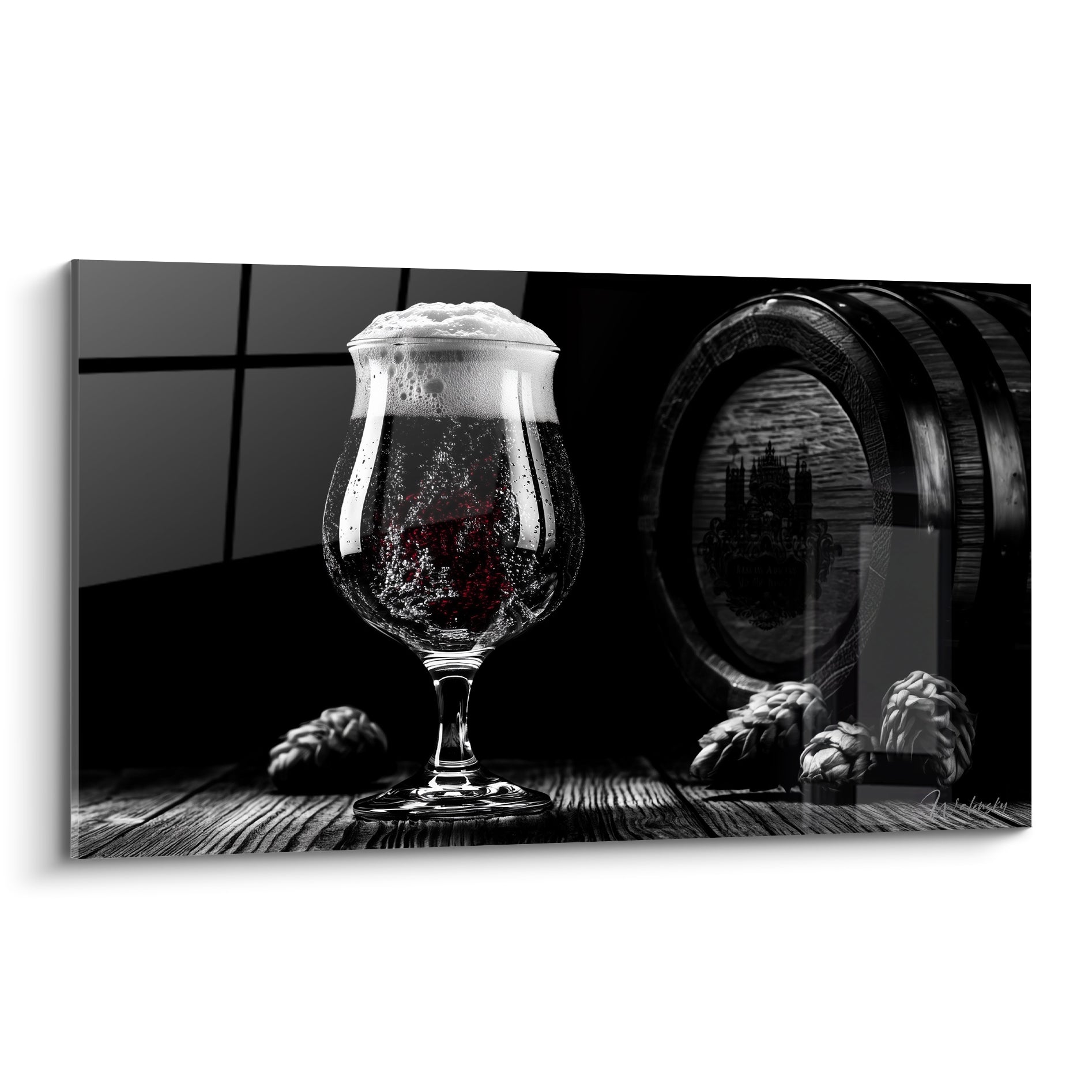 Verre de bière noir mousseux, mousse blanche débordante, tonneau anthracite en fond