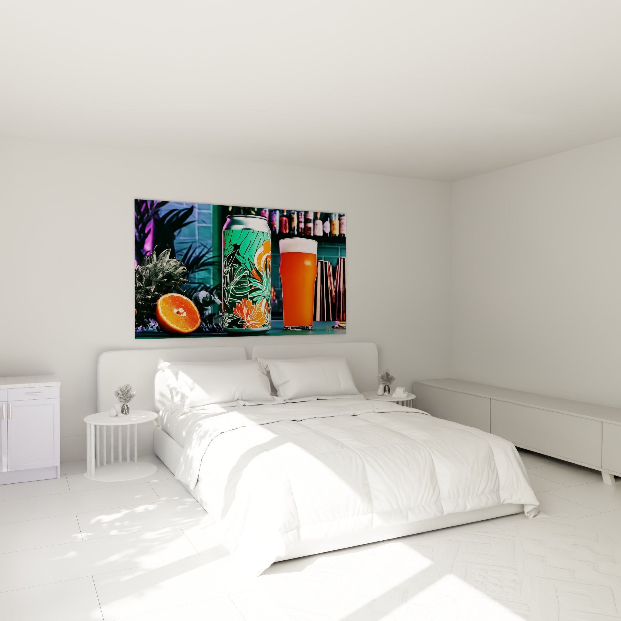 Canette bière tropicale verte et orange sanguine accrochée au-dessus d'un lit dans une chambre claire