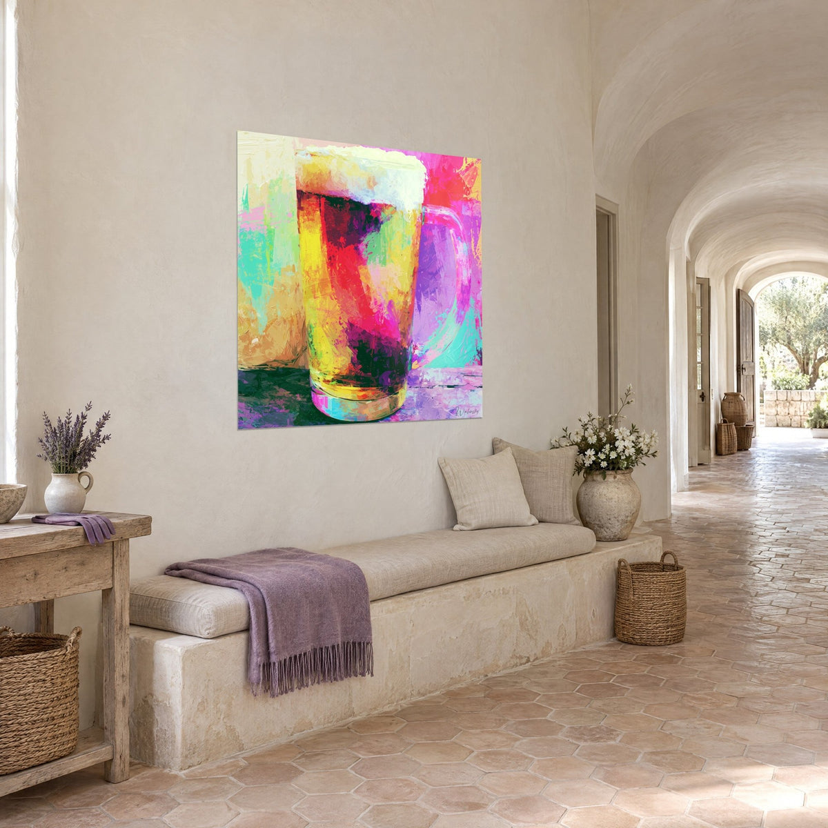 Tableau chope de bière à anse transparente, mousse crème, reflets magenta et ambre, mur chaulé d'un couloir voûté en pierre