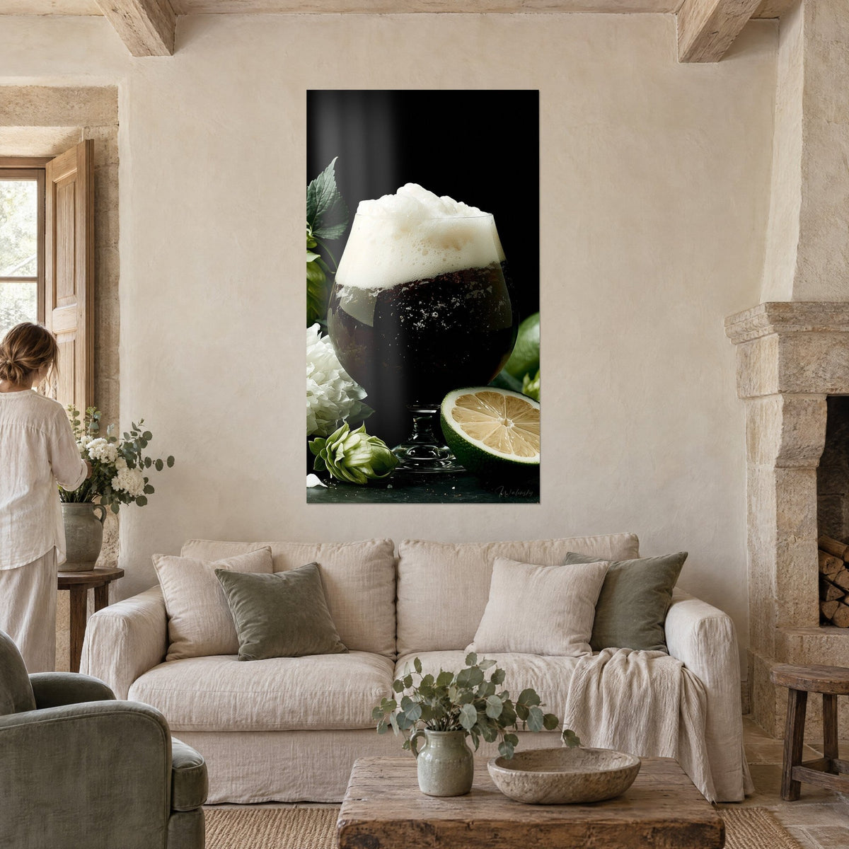 Gemälde Dunkles Bier im Stielglas, cremiger elfenbeinfarbener Schaum, grüner Hopfen, Limette, über einem Sofa in einem hellen Wohnzimmer