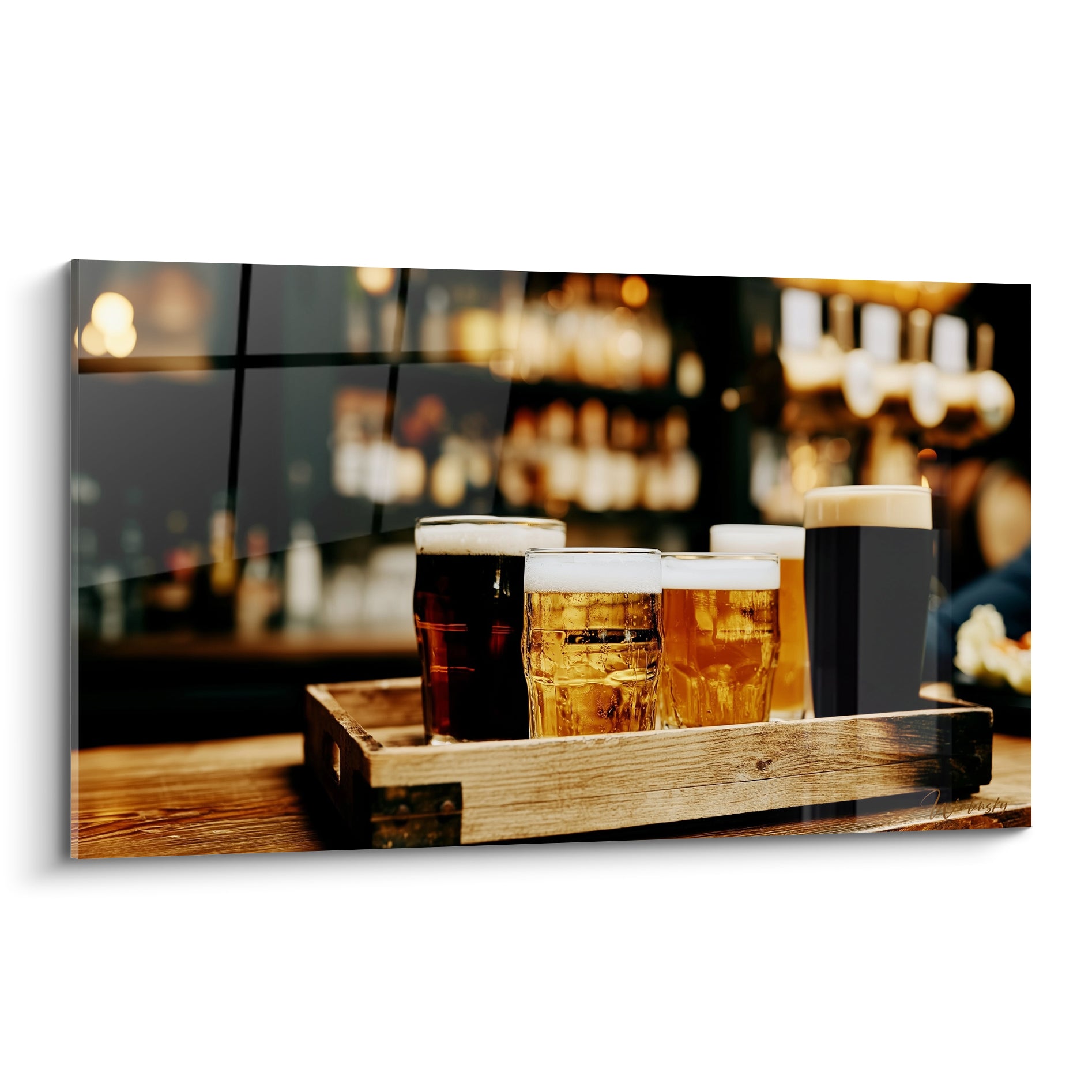 Cinq verres de bière ambrée et brune alignés sur un plateau en bois brut au comptoir