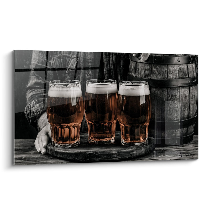 Tableau Trois verres ambrés et gris sur plateau rond - Homme en chemise à carreaux - Edition Bière