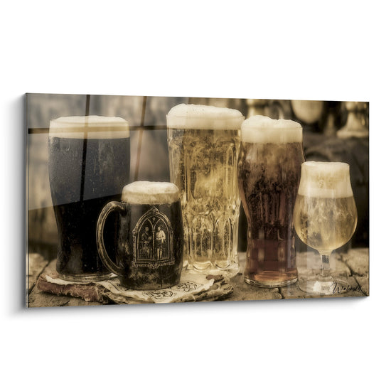 Cinq verres de bière ambrée et noire moussants alignés sur une table en bois brun rustique